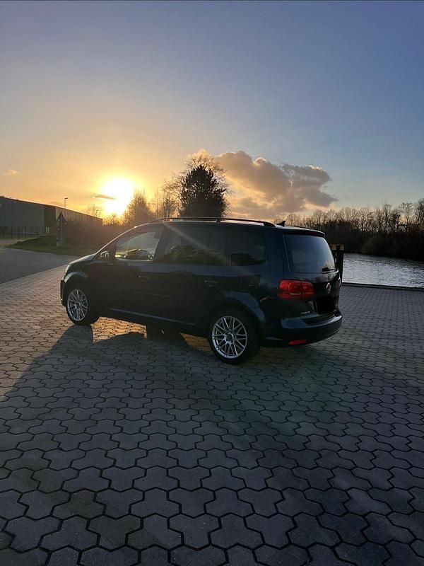Gebraucht VW Touran 140 PS (102 kW) 2014 Blau Van / Kleinbus
