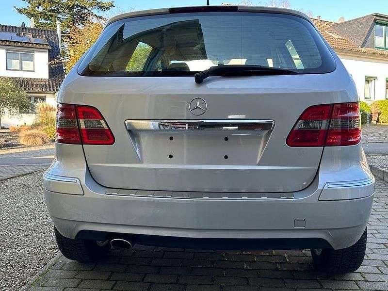 Gebraucht Mercedes B150 95 PS (69 kW) 2009 Silber Van / Kleinbus