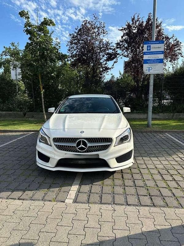 Weiß Gebraucht 2015 Mercedes CLA180 AMG line Limousine | 19.900 € (Fairer Preis) - Bild 1/4