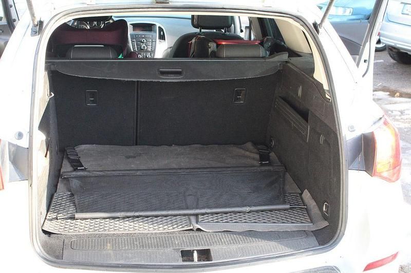 Gebraucht Opel Astra Design Edition 140 PS (102 kW) 2011 Grau Kombi