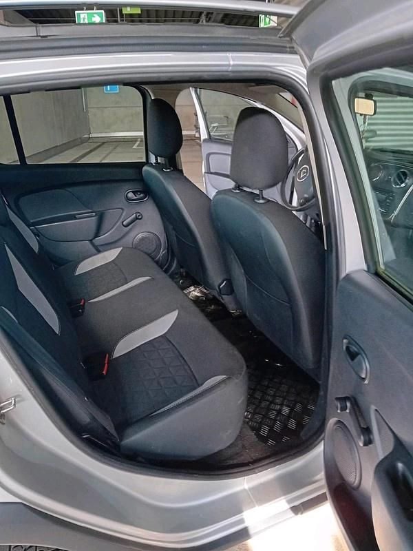Gebraucht Dacia Sandero 90 PS (66 kW) 2013 Silber Kleinwagen