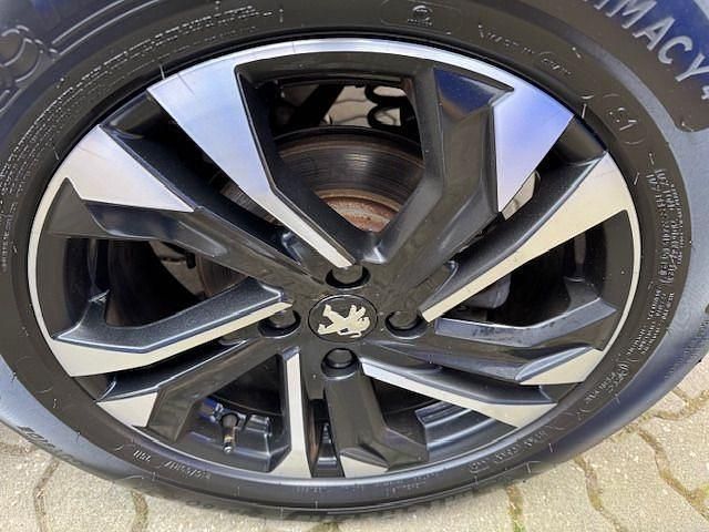 Gebraucht Peugeot e-2008 Allure 100 kW (136 PS) 2021 Lackierung schwarz perla nera/typ aussen (metallic) SUV