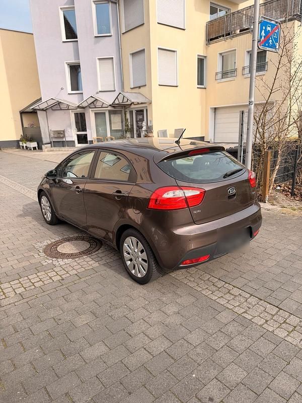 Second-hand Kia Rio 90 CP (66 kW) 2011 Maro Hatchback