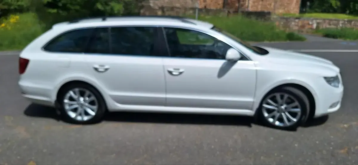 Gebraucht Skoda Superb 105 PS (77 kW) 2011 Weiß Kombi