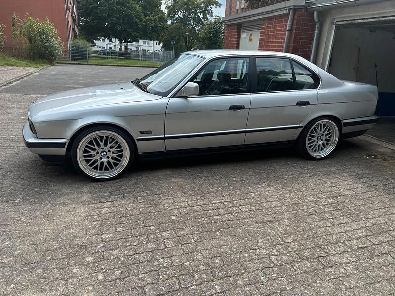 Silber Gebraucht 1990 BMW 520 Limousine | 8.999 € - Bild 1/4