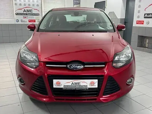 Gebraucht Ford Focus Titanium 116 PS (85 kW) 2011 Rot Limousine