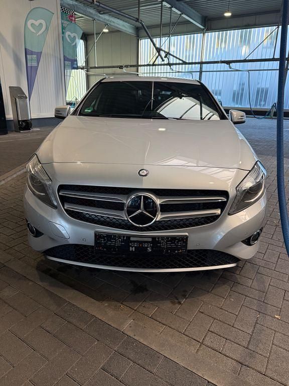 Silber Gebraucht 2015 Mercedes A200 Urban Limousine | 12.000 € (Guter Preis) - Bild 1/4