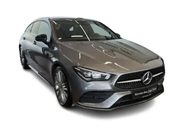 Mountaingrau Gebraucht 2021 Mercedes CLA200 Shooting Brake AMG Kombi | 29.379 € (Fairer Preis) - Bild 1/4