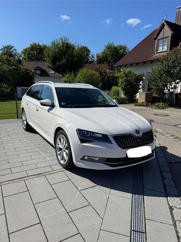Weiß Gebraucht 2018 Skoda Superb Style Kombi | 23.900 € (Fairer Preis) - Bild 1/4