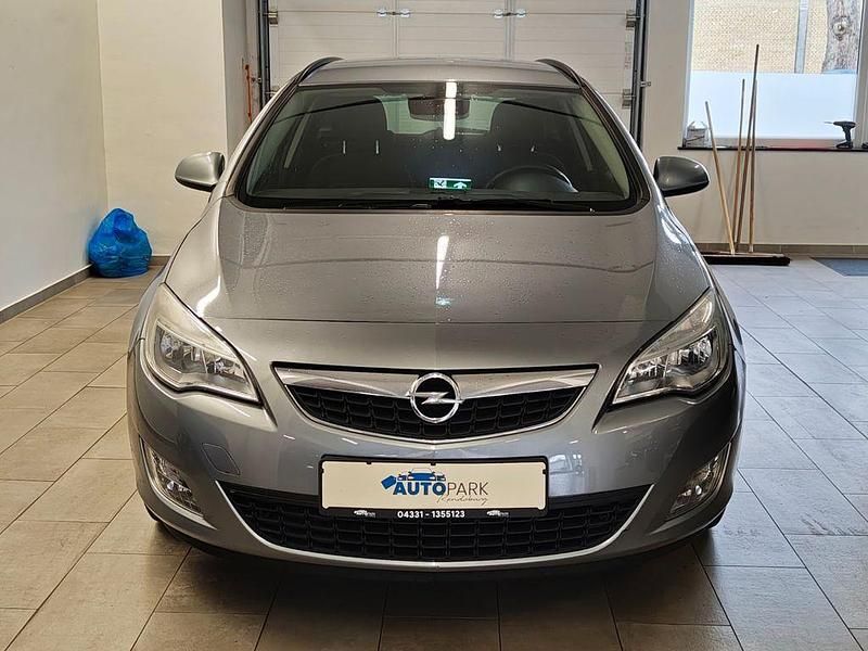 Używany Opel Astra Design Edition 110 KM (80 kW) 2011 Srebrny Kombi