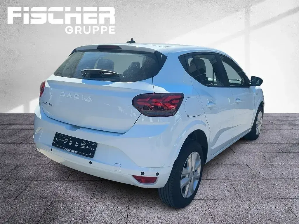 Używany Dacia Sandero Expression 91 KM (66 kW) 2023 Biały Sedan/Limuzyna