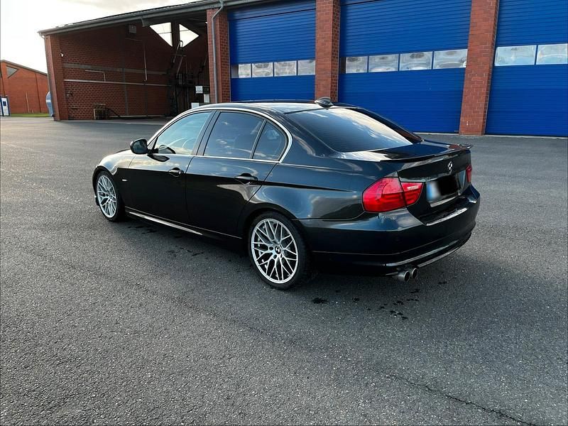 Gebraucht BMW 330 245 PS (180 kW) 2011 Schwarz Limousine