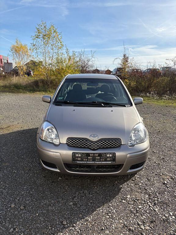 Silber Gebraucht 2003 Toyota Yaris Sol Limousine | 1.650 € (Fairer Preis) - Bild 1/4