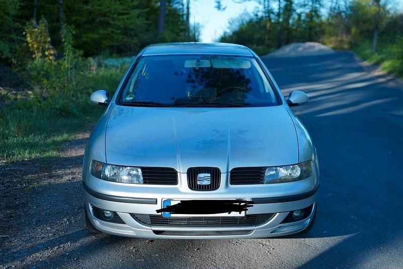 Grau Gebraucht 2003 Seat Leon Limousine | 800 € (Superpreis) - Bild 1/4