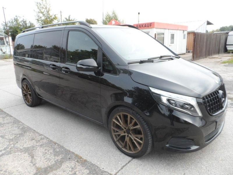 Schwarz Gebraucht 2018 Mercedes V250 Edition Van / Kleinbus | 28.441 € (Superpreis) - Bild 1/4
