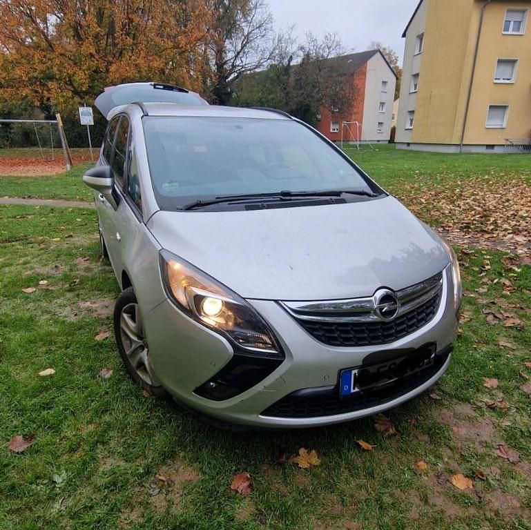 Grau Gebraucht 2015 Opel Zafira Tourer Selection Van / Kleinbus | 9.000 € (Etwas zu teuer) - Bild 1/4