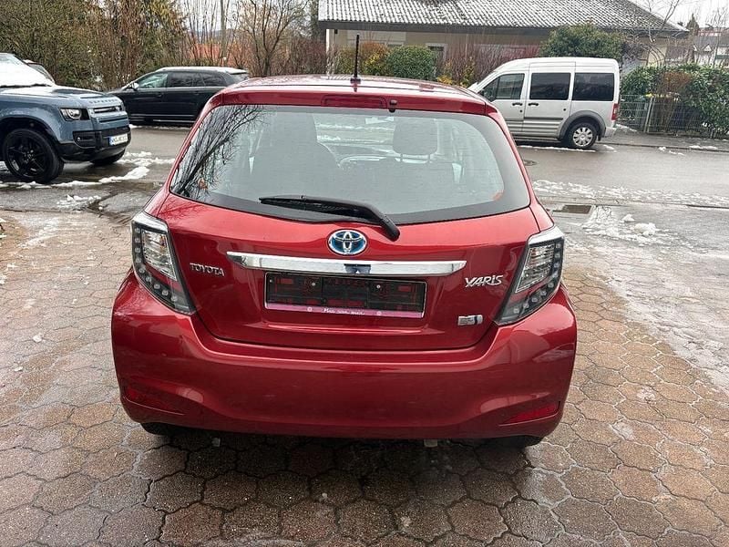 Gebraucht Toyota Yaris Hybrid Life 75 PS (55 kW) 2013 Rot Limousine
