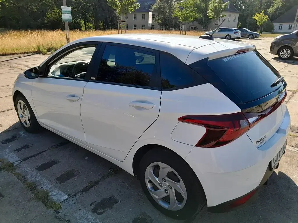 Gebraucht Hyundai i20 Select 84 PS (61 kW) 2021 Weiß Kleinwagen