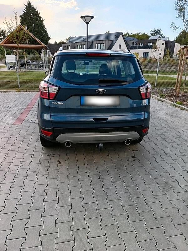 Gebraucht Ford Kuga 150 PS (110 kW) 2018 Blau SUV