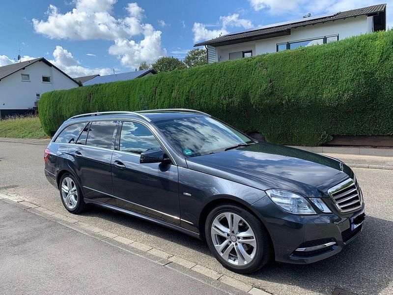 Gebraucht Mercedes E200 Avantgarde 184 PS (135 kW) 2011 Grau Kombi
