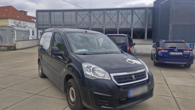 Schwarz Gebraucht 2017 Peugeot Partner Van / Kleinbus | 5.900 € (Superpreis) - Bild 1/4