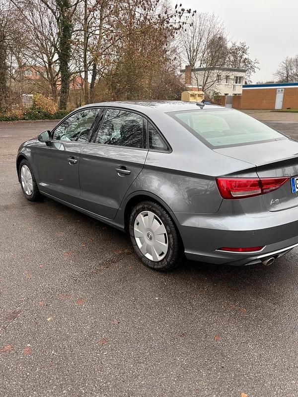 Gebraucht Audi A3 Sport 116 PS (85 kW) 2018 Grau Limousine
