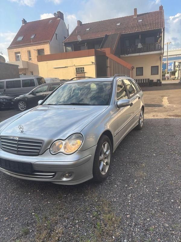 Silber Gebraucht 2005 Mercedes 220 Kombi | 2.950 € - Bild 1/4