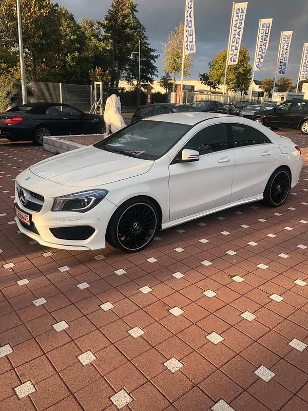 Weiß Gebraucht 2015 Mercedes 200 Limousine | 14.000 € (Fairer Preis) - Bild 1/4