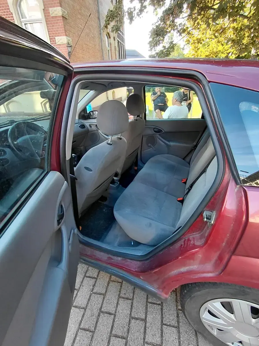 Gebraucht Ford Focus 90 PS (66 kW) 2001 Rot Kleinwagen