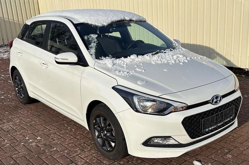 Weiß Gebraucht 2017 Hyundai i20 YES! Kleinwagen | 9.990 € (Fairer Preis) - Bild 1/4