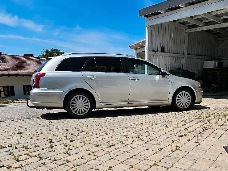 Silber Gebraucht 2025 Toyota Avensis T2 Kombi | 2.950 € - Bild 1/4
