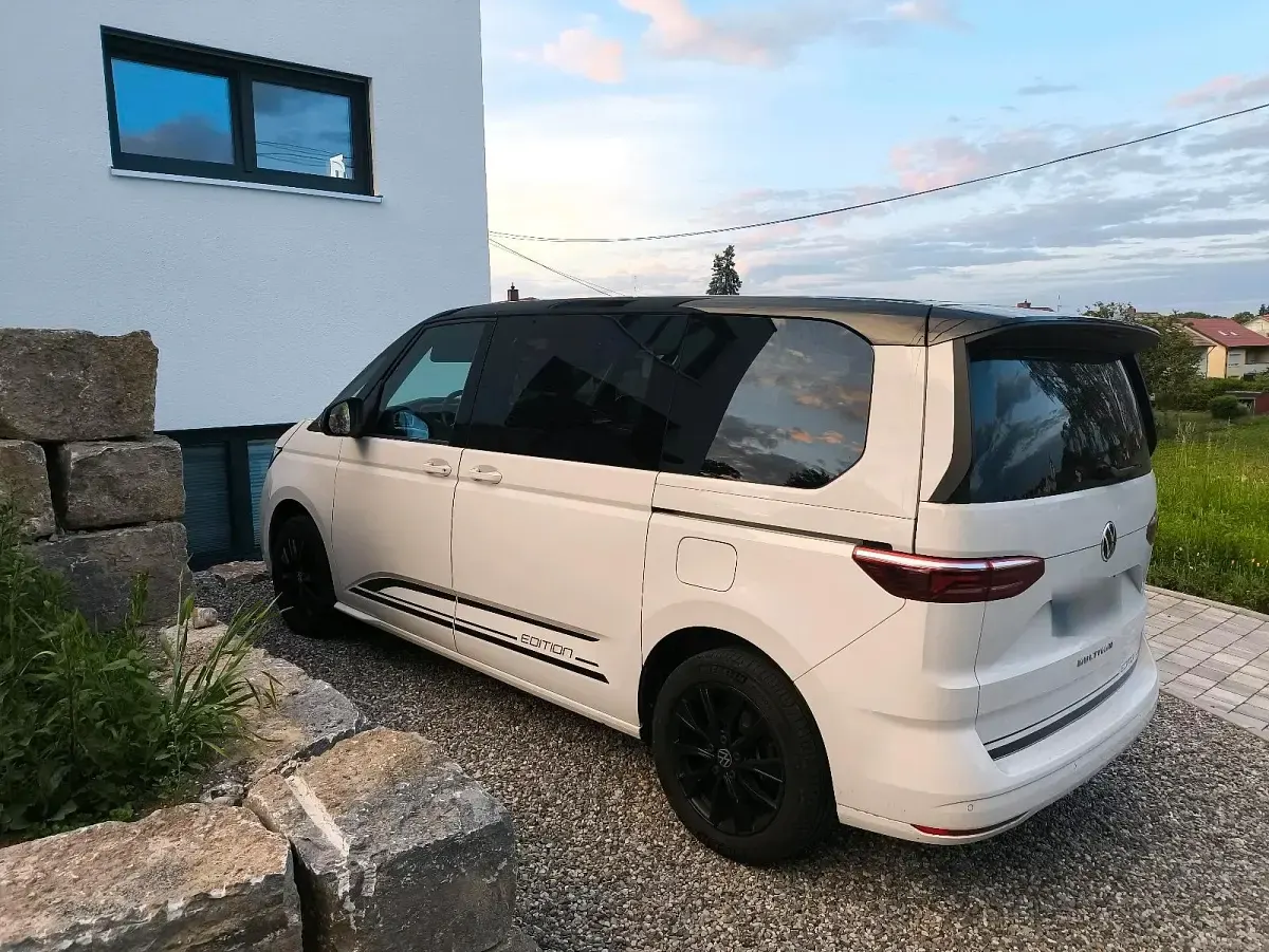 Gebraucht VW Multivan Edition 136 PS (100 kW) 2023 Weiß Van / Kleinbus