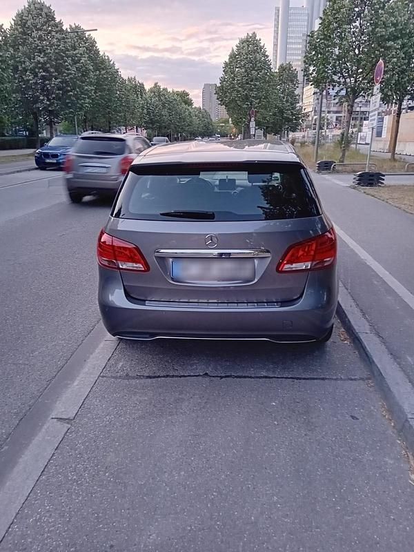 Gebraucht Mercedes B180 110 PS (80 kW) 2018 Grau Van / Kleinbus