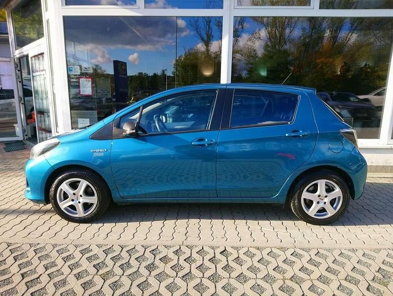 Gebraucht Toyota Yaris Hybrid Life 75 PS (55 kW) 2013 Reflex turquoise Kleinwagen