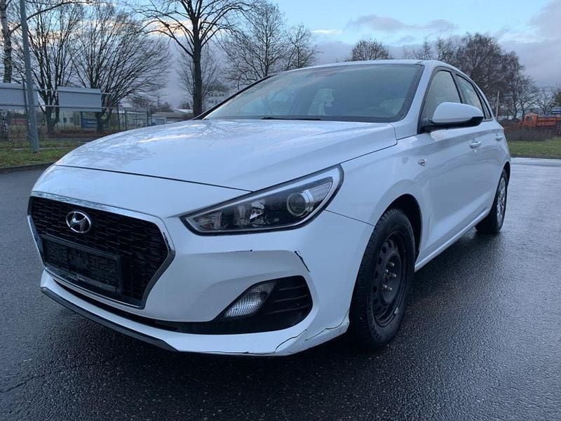 Gebraucht Hyundai i30 Trend 100 PS (73 kW) 2018 Weiß Limousine