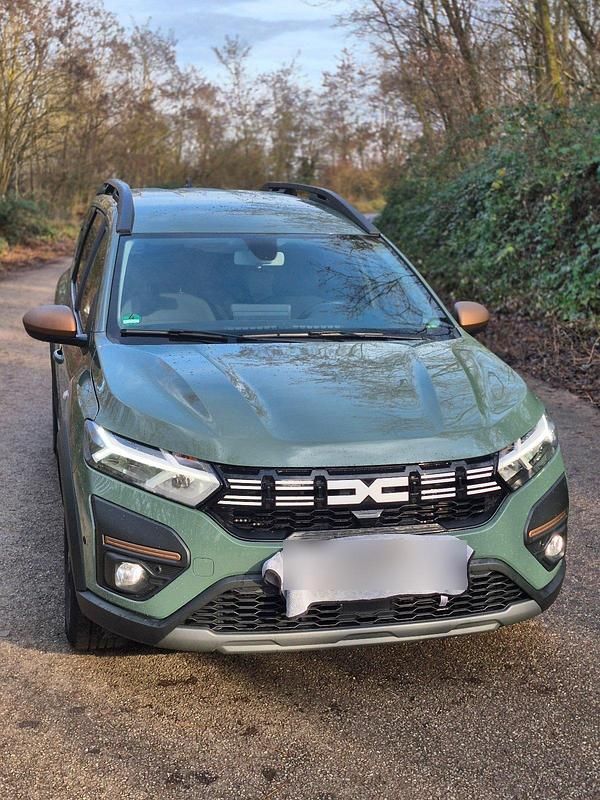 Grün Gebraucht 2024 Dacia Jogger Extreme Van / Kleinbus | 19.000 € (Fairer Preis) - Bild 1/4