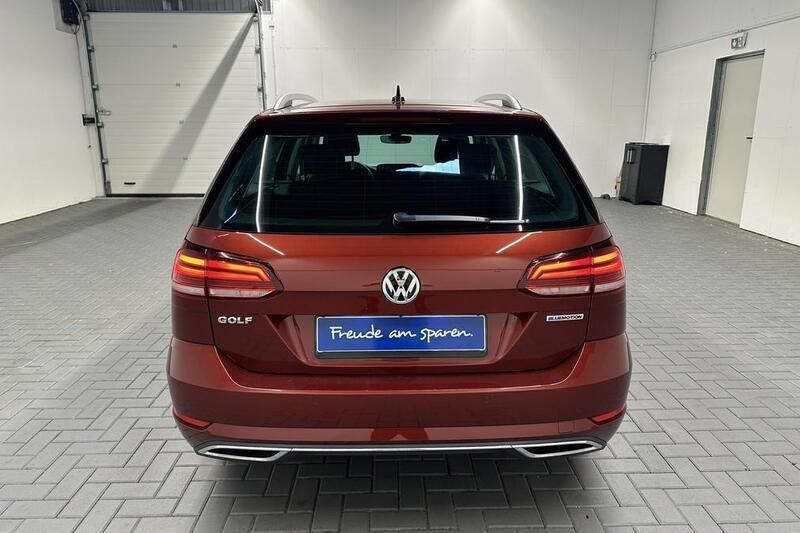 Gebraucht VW Golf VIII Highline 131 PS (96 kW) 2020 Rot (cranberry red metallic) Kombi