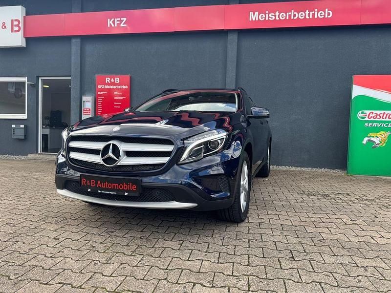 Cavansitblau Gebraucht 2016 Mercedes GLA200 SUV | 21.100 € (Etwas zu teuer) - Bild 1/4