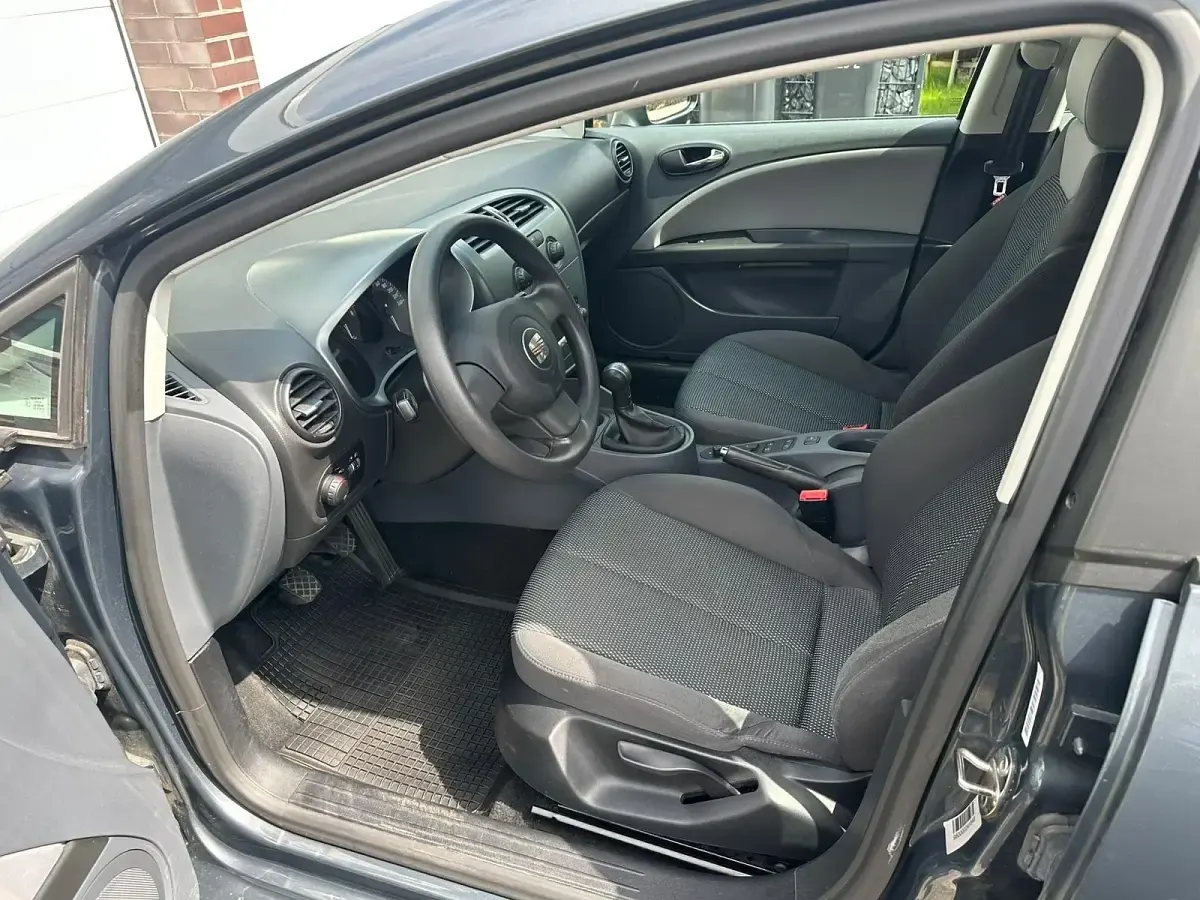 Używany Seat Leon 102 KM (75 kW) 2009 Srebrny Hatchback