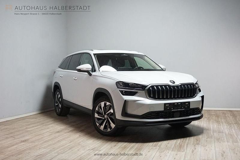 Moonweiß perleffekt (metallic) Gebraucht 2024 Skoda Kodiaq Selection SUV | 47.990 € (Fairer Preis) - Bild 1/3