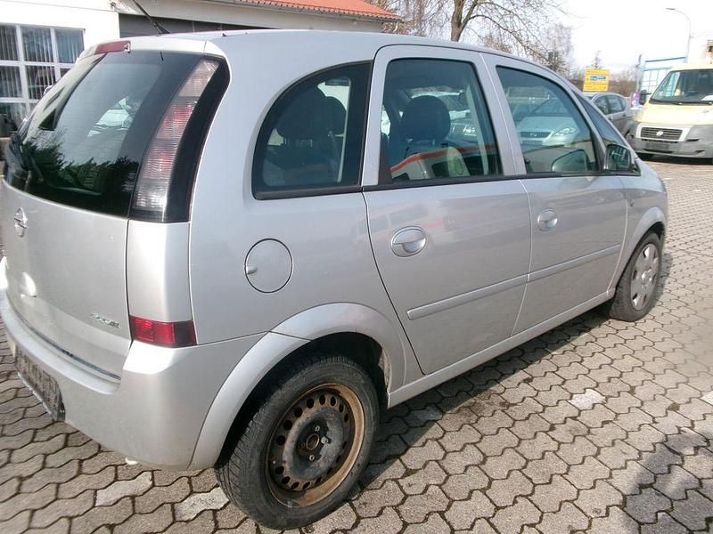 Gebraucht Opel Meriva Edition 90 PS (66 kW) 2010 Silber Van / Kleinbus