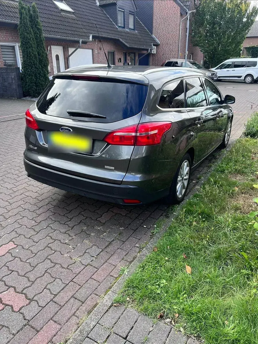 Gebraucht Ford Focus Titanium 125 PS (91 kW) 2015 Grau Limousine