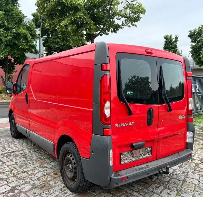 Gebraucht Renault Trafic 114 PS (83 kW) 2013 Rot Van / Kleinbus