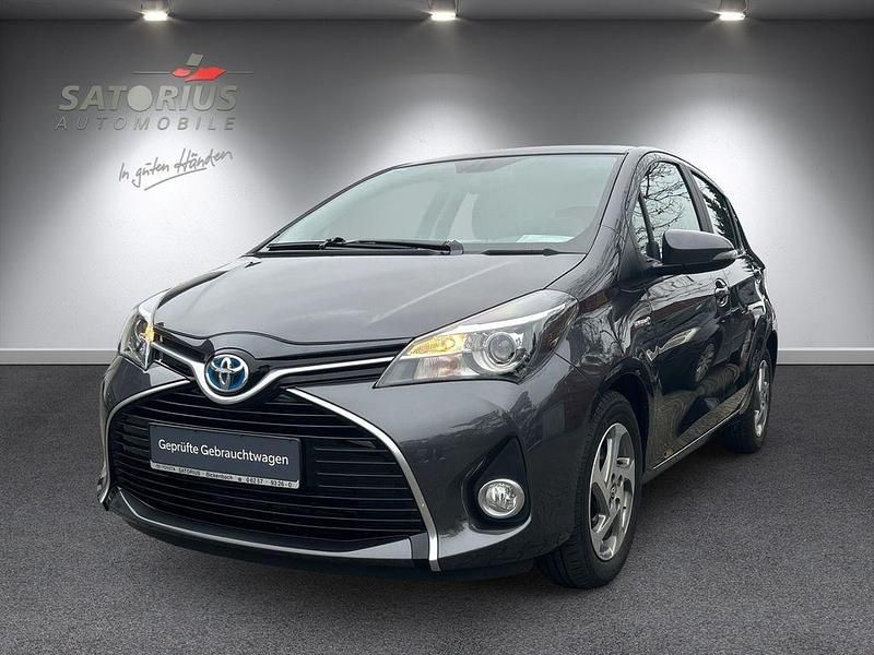 Grau Gebraucht 2014 Toyota Yaris Hybrid Comfort Limousine | 9.490 € (Fairer Preis) - Bild 1/4