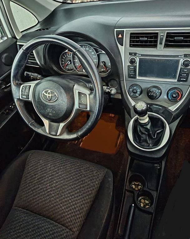 Gebraucht Toyota Verso-S 99 PS (72 kW) 2013 Grau Van / Kleinbus