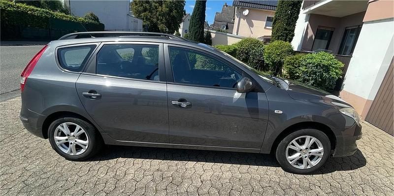 Grau Gebraucht 2011 Hyundai i30 Kombi | 3.500 € (Guter Preis) - Bild 1/4