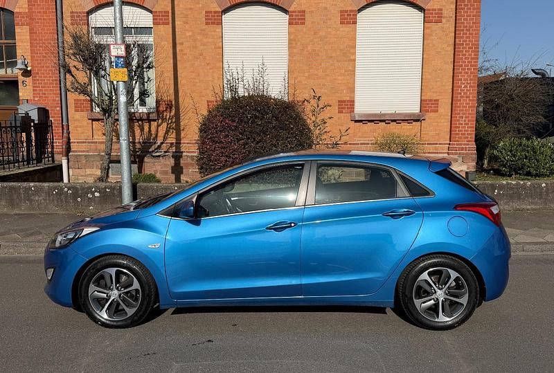 Gebraucht Hyundai i30 YES! Silver 135 PS (99 kW) 2015 Blau Limousine