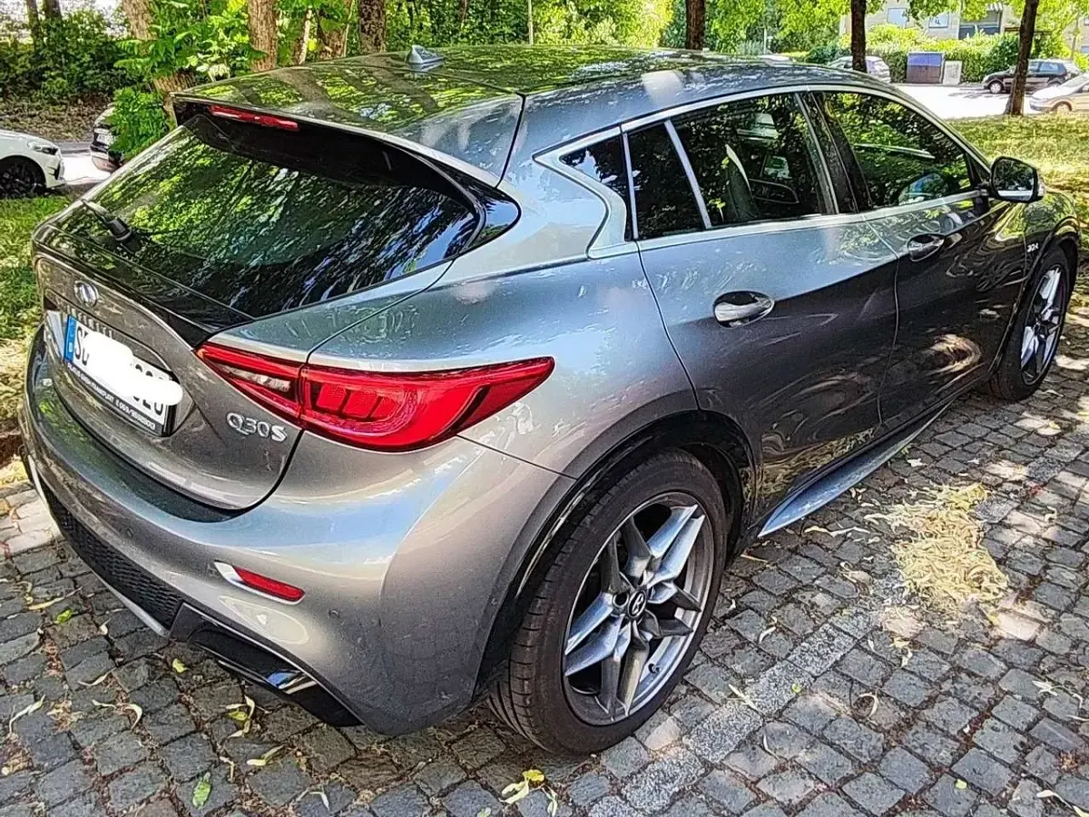 Gebraucht Infiniti Q30 Sport Tech 170 PS (125 kW) 2016 Grau Limousine