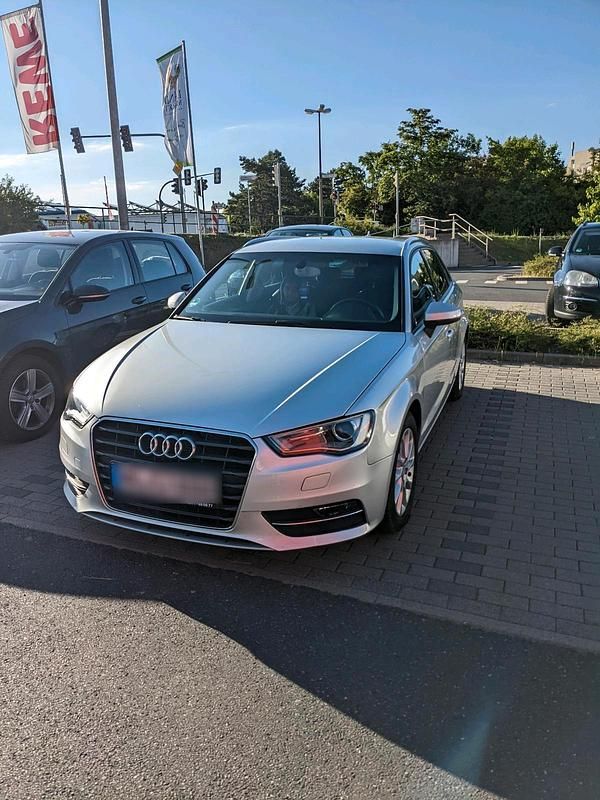 Silber Gebraucht 2013 Audi A3 Attraction Limousine | 12.500 € (Teuer) - Bild 1/4