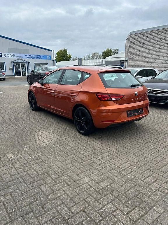 Usado Seat Leon Style 110 HP (80 kW) 2018 Laranja Sedan